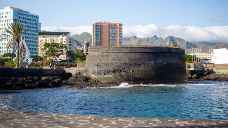 Foto de Un paisaje de San Juan bautista castillo negro de Santa Cruz de Tenerife en un día soleado, Islas Canarias, España - Imagen libre de derechos