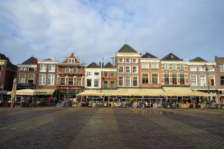 Téléchargez les photos : Anciennes maisons traditionnelles sur la place centrale de la ville de Delft, Pays-Bas - en image libre de droit