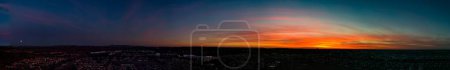 Téléchargez les photos : Vue panoramique de la ville de Swindon sous le ciel orangé-bleu du coucher du soleil, Wiltshire, Royaume-Uni - en image libre de droit