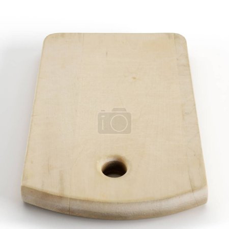 Foto de Un primer plano de una tabla de cortar de madera aislada sobre un fondo blanco - Imagen libre de derechos