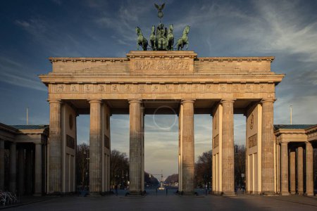 Foto de Una hermosa vista frontal de la Puerta de Brandeburgo en Berlín - Imagen libre de derechos