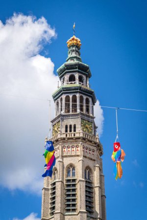 Foto de Una toma vertical de ángulo bajo de la Torre de la Abadía de Tall John en Middelburg, Países Bajos, en un día soleado - Imagen libre de derechos