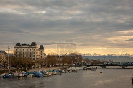 Téléchargez les photos : Une vue sur le port de Zurich pendant le susnet - en image libre de droit