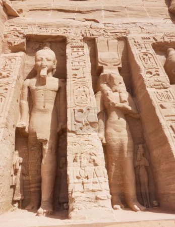 Téléchargez les photos : Le temple de Ramsès à Abu Simbel, Egypte avec ses hiéroglyphes et ses antiquités - en image libre de droit