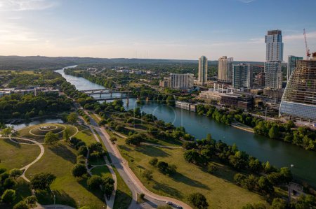 Téléchargez les photos : Un drone de TX skyline avec front de mer, verdure et ciel nuageux bleu dans la ville d'Austin - en image libre de droit