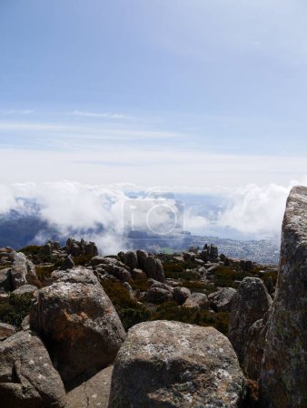 Foto de Un disparo vertical de piedras en el monte Wellington en Tasmania, Australia bajo las nubes - Imagen libre de derechos