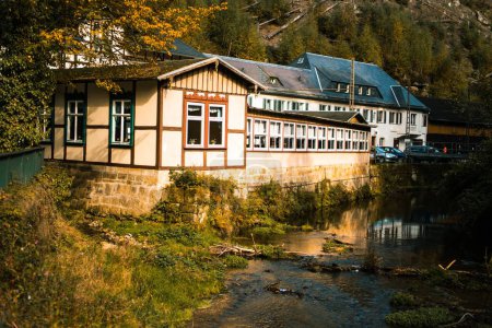 Foto de Las casas de entramado de madera cerca del pantano en las montañas de Suiza sajona, Alemania - Imagen libre de derechos