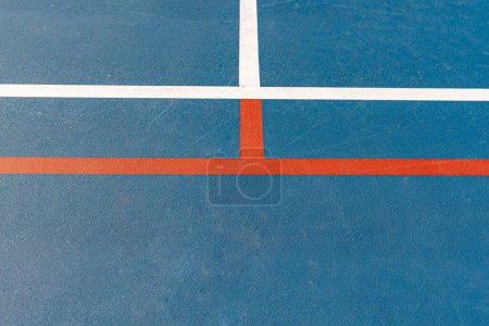 Foto de Increíbles nuevas pistas de tenis azules con líneas blancas y líneas rojas de pickleball - Imagen libre de derechos