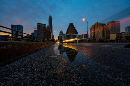 Foto de Una hermosa vista del centro de Austin arquitecturas reflejo en un estanque en el Congress Street Bridge en Texas por la noche - Imagen libre de derechos