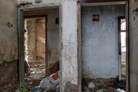 Téléchargez les photos : L'intérieur d'une vieille maison en briques abandonnée en ruines après la guerre - en image libre de droit