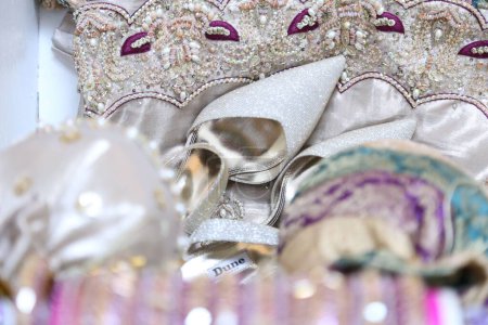 Téléchargez les photos : Les détails de la configuration des décorations de mariage indiennes - en image libre de droit