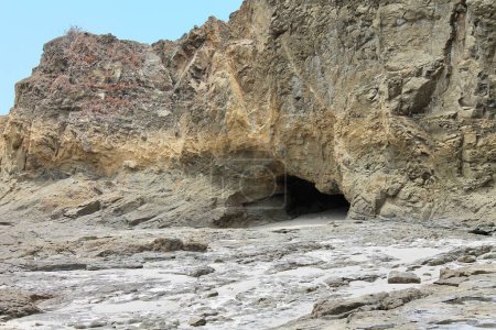 Téléchargez les photos : Une grotte au bord d'une mer rocheuse - en image libre de droit