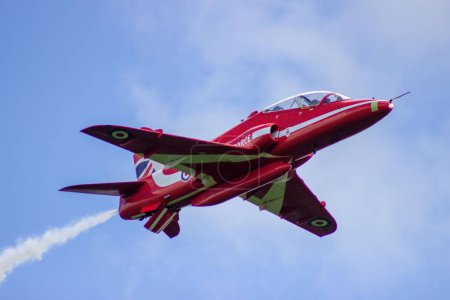Téléchargez les photos : Un avion rouge du Cosford Air Show dans le ciel bleu - en image libre de droit