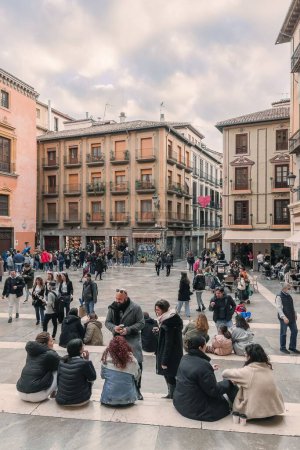 Foto de Los turistas en las calles de un casco antiguo de Granada, Andalucía, España - Imagen libre de derechos