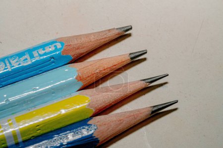 Téléchargez les photos : Un gros plan de crayons en fond blanc - en image libre de droit