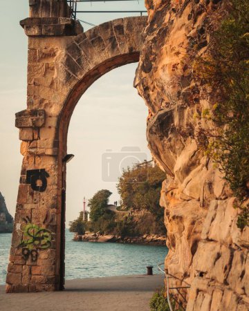 Téléchargez les photos : Un portail en pierre au bord de la mer - en image libre de droit