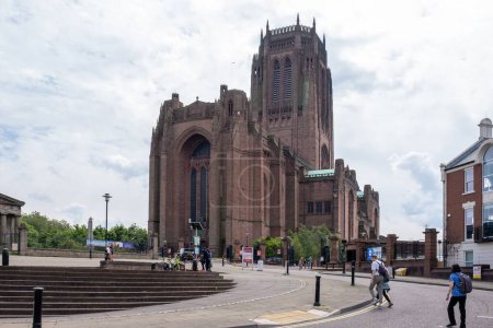Téléchargez les photos : Cathédrale anglicane de Liverpool avec vue sur la rue et promenades, Liverpool, Royaume-Uni - en image libre de droit