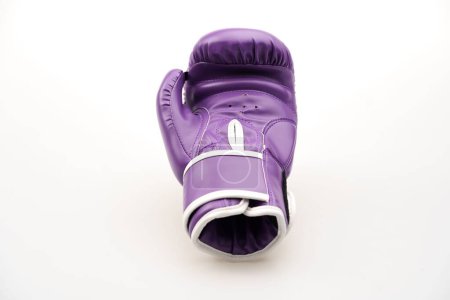 Foto de Un solo guante de boxeo púrpura aislado sobre un fondo blanco - Imagen libre de derechos