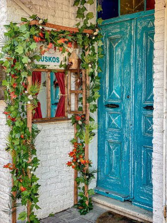Téléchargez les photos : Une porte bleue et une fenêtre en bois décorée sur un mur blanc - en image libre de droit