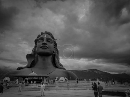 Foto de Una foto en blanco y negro de la estatua de Adiyogi Shiva en el centro de yoga de Isha bajo el cielo nublado - Imagen libre de derechos