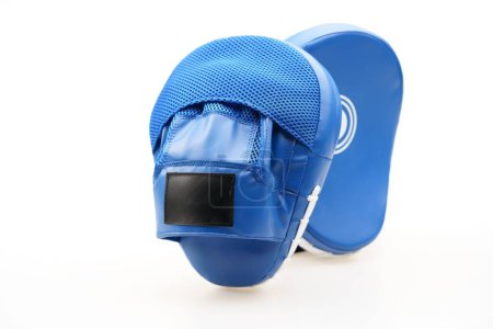 Foto de Un primer plano de guantes de boxeo azules aislados sobre un fondo blanco - Imagen libre de derechos