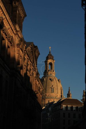 Téléchargez les photos : Un plan vertical de la Frauenkirche avec un ciel bleu en arrière-plan à Dresde - en image libre de droit