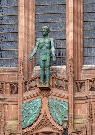Téléchargez les photos : Un plan vertical de la statue du Christ ressuscité sur la porte ouest de la cathédrale de Liverpool - en image libre de droit