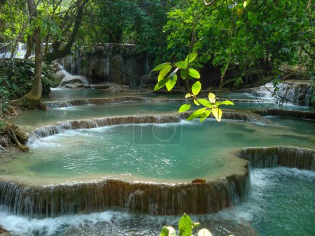 Téléchargez les photos : Une vue fantastique sur la nature avec cascades et cascades Tat Kuang Si à Luang prabang, Laos - en image libre de droit