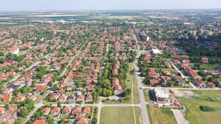 Foto de Una vista aérea de un barrio residencial en un día soleado - Imagen libre de derechos