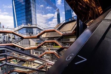 Téléchargez les photos : Un beau cliché de l'intérieur du bâtiment Oculus à Hudson Yards, New York - en image libre de droit
