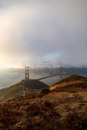 Téléchargez les photos : Un plan vertical du pont Golden Gate sous un ciel nuageux à San Francisco, Californie - en image libre de droit