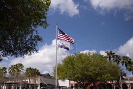 Foto de Una bandera de USA en la calle de la ciudad en Orlando llamada Baldwin Park - Imagen libre de derechos