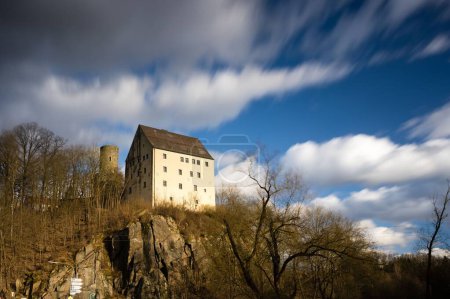 Foto de Una larga exposición de un castillo con una torre sobre una roca. - Imagen libre de derechos
