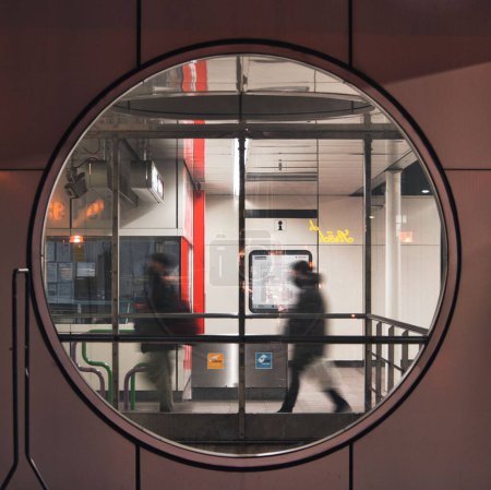 Téléchargez les photos : Plan rapproché d'une fenêtre circulaire montrant l'intérieur de la station de métro de Vienne - en image libre de droit