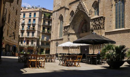 Foto de Una cafetería al aire libre y edificios en el barrio gótico de Barcelona - Imagen libre de derechos