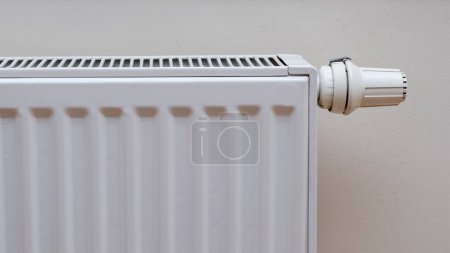 Téléchargez les photos : Un radiateur moderne blanc avec thermostat - en image libre de droit