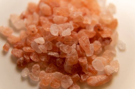 Téléchargez les photos : Voici une photo de sel rose de l'Himalaya disposée en petite pile. - en image libre de droit