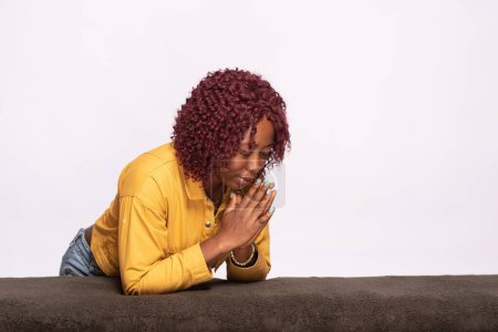 Foto de Joven mujer africana diciendo sus oraciones - Imagen libre de derechos