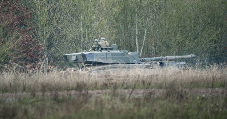 Foto de Un ejército de tanques de combate en acción en un ejercicio de combate militar - Imagen libre de derechos