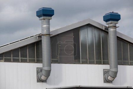 Foto de Un primer plano del sistema de ventilación de aire en el techo del edificio - Imagen libre de derechos