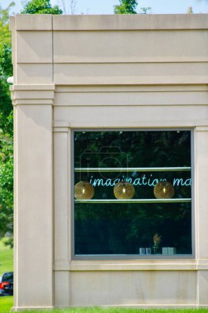 Foto de Un plano vertical de una ventana en una pared del edificio con lámparas redondas y la palabra imaginación. - Imagen libre de derechos