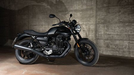 Téléchargez les photos : Un Moto Guzzi V7 Stone E5 Ruvido noir garé dans un garage à Braunschweig - en image libre de droit