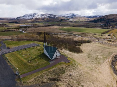 Foto de Un disparo aéreo de un dron de la iglesia Mosfellskirkja en Mosfellsdalur, Islandia - Imagen libre de derechos