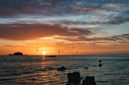 Foto de Una vista panorámica de la playa al amanecer. Isla de Wight - Imagen libre de derechos