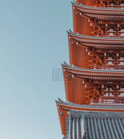 Foto de Una vista vertical de la hermosa fachada del Templo Sensoji - Imagen libre de derechos