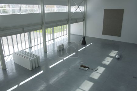 Téléchargez les photos : Une galerie blanche minimaliste intérieure à Sharjah, Émirats arabes unis - en image libre de droit