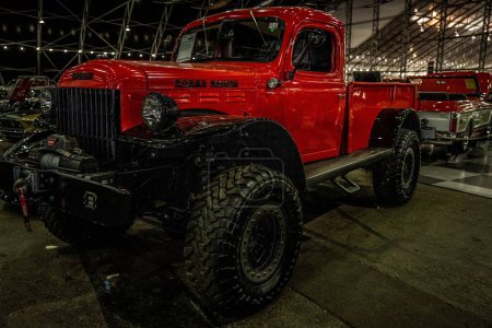Téléchargez les photos : Un camion rouge de luxe exposé à la vente aux enchères Barrett-Jackson à Scottsdale, Arizona - en image libre de droit