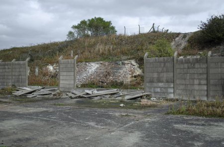 Foto de Lugar contaminado de la antigua fábrica química y vertedero de residuos - Imagen libre de derechos