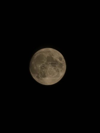 Téléchargez les photos : Une vue fantastique sur une belle pleine lune dans un espace sombre - en image libre de droit