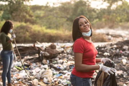 Téléchargez les photos : Noir femme nettoyage jusqu 'un sale place - en image libre de droit